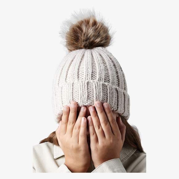 Bonnet en grosse maille et pompon en fausse fourrure pour enfant Beechfield